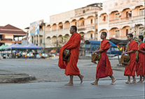 Mönche beim Almosengang
